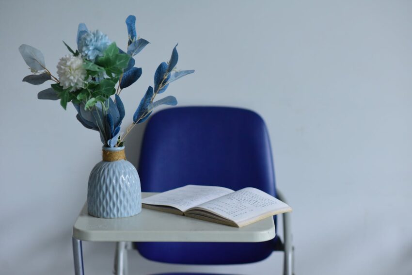 kwiaty jako dekoracja stolika