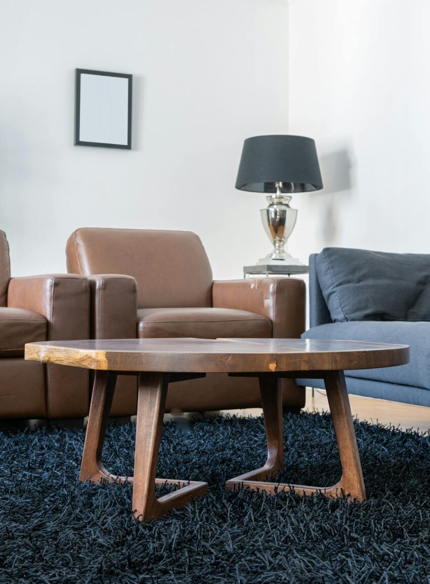 drewniany stolik w salonie